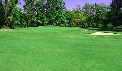 A view of the 10th green protected by bunkers at Fairfax Golf Club