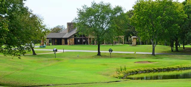 A view of a green and the clubhouse in background at Coves Golf Club.