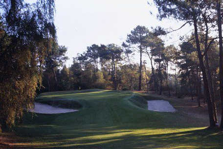 A view of a green protected by bunkers at Rochefort Golf & Country Club