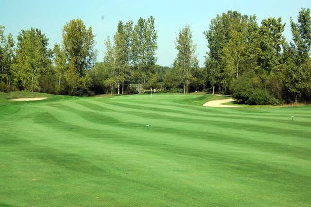 A view from fairway of a green flanked by sand traps at Rock Hollow Golf Club
