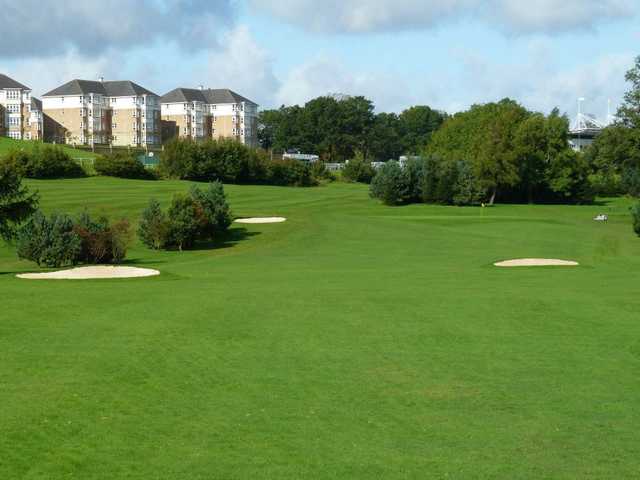 Accurate tee shot to avoid fairway bunkers on the 2nd at Strathclyde Park