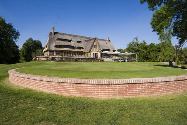 View of the putting green at Golf PGA France du Vaudreuil.