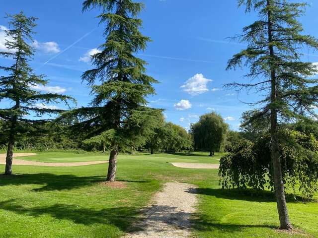 A view of a well guarded green at Lesigny Reveillon Golf Club.