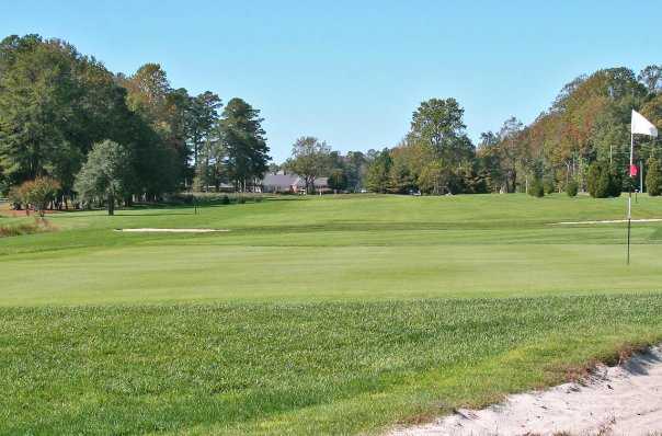 A view of the 10th green at Mulligan's Pointe