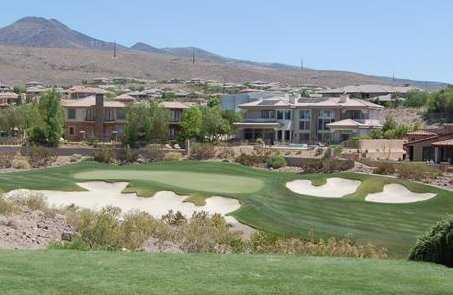 A view of green #14 protected by bunkers at Anthem Country Club