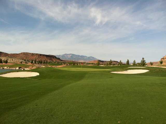A view of green protected by sand traps at Sun River Golf Club