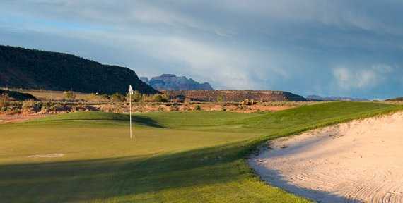 A view of green protected by bunkers at Kokopelli Golf Club