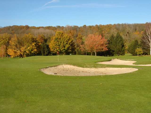 A fall view of a green surrounded by bunkers at Meaux Boutigny Golf Club