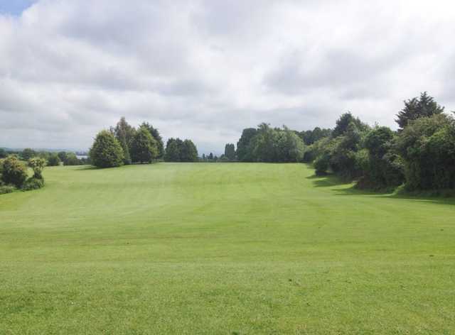 Welcoming drive off the 1st at Newent Golf Club