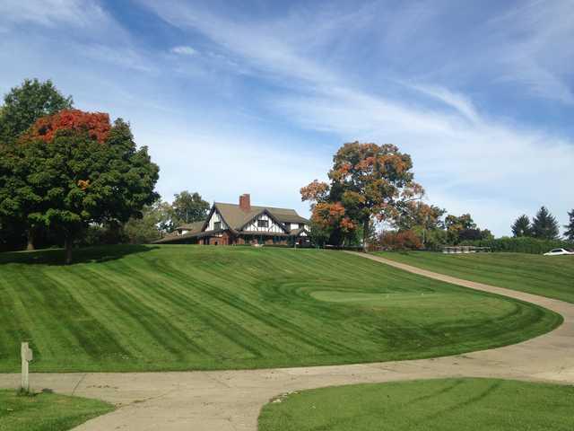 A view of a tee and the clubhouse in background at Harrison Hills Golf & Country Club.